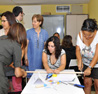 Alumnas del taller cortando mangos de madera